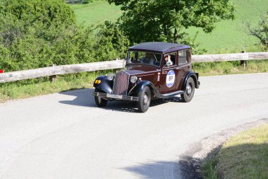 Pesaro Colle San Bartolo, İtalya - Mayıs 17-2018: Lancia Augusta1934 üzerinde eski bir yarış araba ralli Mille Miglia 2018 ünlü İtalyan tarihi Formula (1927-1957)