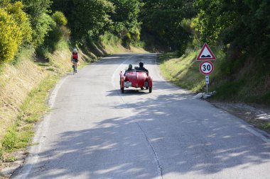 PESARO SAN BARTOLO, İtalya - 17 Mayıs 2018: FIAT 508 S BALILLA SPORT COPPA ORO 1934 Mille Miglia 2018 rallisindeki eski bir yarış arabası üzerinde ünlü italyan tarihi yarışı (1927-1957))