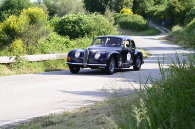 Pesaro Colle San Bartolo, İtalya - Mayıs 17-2018: Alfa Romeo 6c 2500 S Berlinetta Touring1944 eski bir yarış araba ralli Mille Miglia 2018 ünlü İtalyan tarihi Formula (1927-1957)