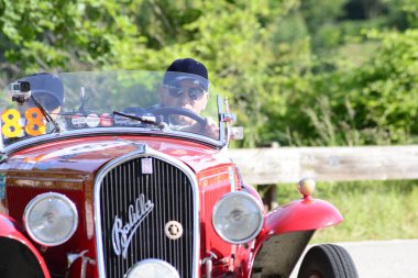 Pesaro Colle San Bartolo, İtalya - Mayıs 17-2018: Fiat 508 S Balilla spor Coppa Oro1934 üzerinde eski bir yarış araba ralli Mille Miglia 2018 ünlü İtalyan tarihi Formula (1927-1957)