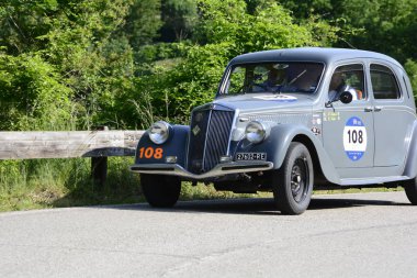 Pesaro Colle San Bartolo, İtalya - Mayıs 17-2018: Lancia Aprilia 13501937 üzerinde eski bir yarış araba ralli Mille Miglia 2018 ünlü İtalyan tarihi Formula (1927-1957)