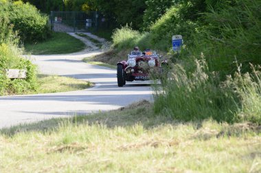 Pesaro Colle San Bartolo, İtalya - Mayıs 17-2018: eski bir yarış araba ralli Mille Miglia 2018 ünlü İtalyan tarihi Formula (1927-1957 tarihinde Aston Martin 2 Litre hız Model1936)
