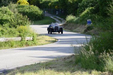 Pesaro Colle San Bartolo, İtalya - Mayıs 17-2018: Fiat 525 Ss1930 üzerinde eski bir yarış araba ralli Mille Miglia 2018 ünlü İtalyan tarihi Formula (1927-1957)