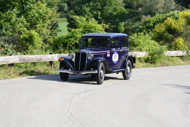 Pesaro Colle San Bartolo, İtalya - Mayıs 17-2018: Lancia Augusta1935 üzerinde eski bir yarış araba ralli Mille Miglia 2018 ünlü İtalyan tarihi Formula (1927-1957)