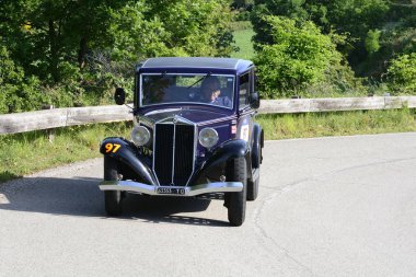 Pesaro Colle San Bartolo, İtalya - Mayıs 17-2018: Lancia Augusta1935 üzerinde eski bir yarış araba ralli Mille Miglia 2018 ünlü İtalyan tarihi Formula (1927-1957)