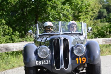 Pesaro Colle San Bartolo, İtalya - Mayıs 17-2018: Frazer Nash B.M.W.3281937 üzerinde eski bir yarış araba ralli Mille Miglia 2018 ünlü İtalyan tarihi Formula (1927-1957)