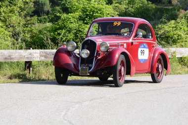 Pesaro Colle San Bartolo, İtalya - Mayıs 17-2018: Fiat 508 Cs Mm Berlinetta1935 üzerinde eski bir yarış araba ralli Mille Miglia 2018 ünlü İtalyan tarihi Formula (1927-1957)