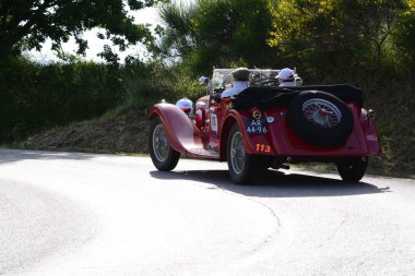 Pesaro Colle San Bartolo, İtalya - Mayıs 17-2018: Alvis hız 20 Sb1934 üzerinde eski bir yarış araba ralli Mille Miglia 2018 ünlü İtalyan tarihi Formula (1927-1957)