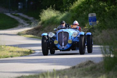Pesaro Colle San Bartolo, İtalya - Mayıs 17-2018: Delahaye 135 Ms1937 üzerinde eski bir yarış araba ralli Mille Miglia 2018 ünlü İtalyan tarihi Formula (1927-1957)