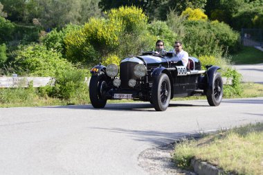 Pesaro Colle San Bartolo, İtalya - Mayıs 17-2018: Bentley Mk VI Special1948 üzerinde eski bir yarış araba ralli Mille Miglia 2018 ünlü İtalyan tarihi Formula (1927-1957)