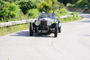 Pesaro Colle San Bartolo, İtalya - Mayıs 17-2018: Invicta S1933 üzerinde eski bir yarış araba ralli Mille Miglia 2018 ünlü İtalyan tarihi Formula (1927-1957)