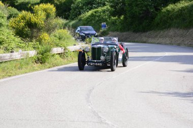 Pesaro Colle San Bartolo, İtalya - Mayıs 17-2018: eski bir yarış araba ralli Mille Miglia 2018 ünlü İtalyan tarihi Formula (1927-1957 tarihinde O.M. 665 Ss Mm Superba 2200 1929)
