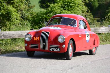 Pesaro Colle San Bartolo, İtalya - Mayıs 17-2018: Fiat 1100 S Mm Berlinetta1947 üzerinde eski bir yarış araba ralli Mille Miglia 2018 ünlü İtalyan tarihi Formula (1927-1957)