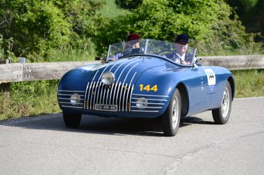 Pesaro Colle San Bartolo, İtalya - Mayıs 17-2018: Fiat 508c Ala D'Oro1947 üzerinde eski bir yarış araba ralli Mille Miglia 2018 ünlü İtalyan tarihi Formula (1927-1957)