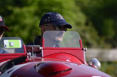 Pesaro Colle San Bartolo, İtalya - Mayıs 17-2018: Gilco Marian Fiat 1100 Sport1948 üzerinde eski bir yarış araba ralli Mille Miglia 2018 ünlü İtalyan tarihi Formula (1927-1957)