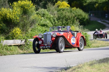 Pesaro Colle San Bartolo, İtalya - Mayıs 17-2018: Mg Tb1939 üzerinde eski bir yarış araba ralli Mille Miglia 2018 ünlü İtalyan tarihi Formula (1927-1957)