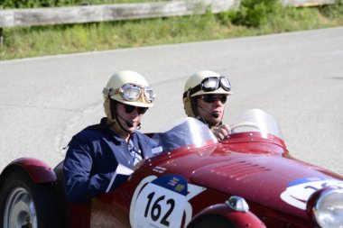Pesaro Colle San Bartolo, İtalya - Mayıs 17-2018: Faccioli Fiat 750 S1948 üzerinde eski bir yarış araba ralli Mille Miglia 2018 ünlü İtalyan tarihi Formula (1927-1957)