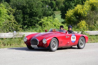 Pesaro Colle San Bartolo, İtalya - Mayıs 17-2018: Osca Mt4 1100 2ad1949 üzerinde eski bir yarış araba ralli Mille Miglia 2018 ünlü İtalyan tarihi Formula (1927-1957)