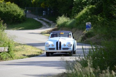 Pesaro Colle San Bartolo, İtalya - Mayıs 17-2018: Bristol 400 Farina1949 üzerinde eski bir yarış araba ralli Mille Miglia 2018 ünlü İtalyan tarihi Formula (1927-1957)