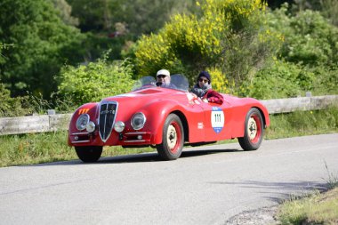 Pesaro Colle San Bartolo, İtalya - Mayıs 17-2018: Lancia Aprilia 13501937 üzerinde eski bir yarış araba ralli Mille Miglia 2018 ünlü İtalyan tarihi Formula (1927-1957)