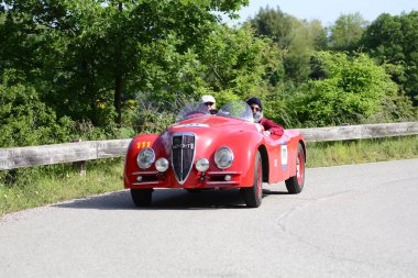 Pesaro Colle San Bartolo, İtalya - Mayıs 17-2018: Lancia Aprilia 13501937 üzerinde eski bir yarış araba ralli Mille Miglia 2018 ünlü İtalyan tarihi Formula (1927-1957)