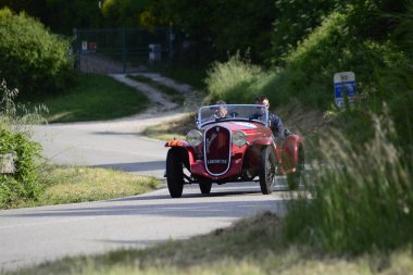 Pesaro Colle San Bartolo, İtalya - Mayıs 17-2018: Fiat 508 S1935 üzerinde eski bir yarış araba ralli Mille Miglia 2018 ünlü İtalyan tarihi Formula (1927-1957)