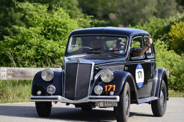 Pesaro Colle San Bartolo, İtalya - Mayıs 17-2018: Lancia Aprilia 15001949 üzerinde eski bir yarış araba ralli Mille Miglia 2018 ünlü İtalyan tarihi Formula (1927-1957)