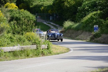 Pesaro Colle San Bartolo, İtalya - Mayıs 17-2018: Alfa Romeo 6c 2500 Ss Coupe' Touring1949 üzerinde eski bir yarış araba ralli Mille Miglia 2018 ünlü İtalyan tarihi Formula (1927-1957)