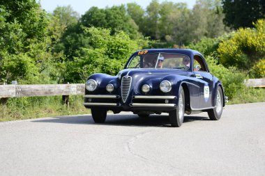 Pesaro Colle San Bartolo, İtalya - Mayıs 17-2018: Alfa Romeo 6c 2500 Ss Coupe' Touring1949 üzerinde eski bir yarış araba ralli Mille Miglia 2018 ünlü İtalyan tarihi Formula (1927-1957)