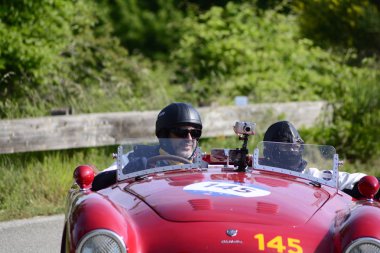Pesaro Colle San Bartolo, İtalya - Mayıs 17-2018: Cisitalia 202 S Mm Spider1947 üzerinde eski bir yarış araba ralli Mille Miglia 2018 ünlü İtalyan tarihi Formula (1927-1957)