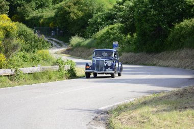 Pesaro Colle San Bartolo, İtalya - Mayıs 17-2018: Lancia Aprilia 15001949 üzerinde eski bir yarış araba ralli Mille Miglia 2018 ünlü İtalyan tarihi Formula (1927-1957)