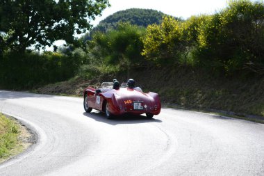 Pesaro Colle San Bartolo, İtalya - Mayıs 17-2018: Cisitalia 202 S Mm Spider1947 üzerinde eski bir yarış araba ralli Mille Miglia 2018 ünlü İtalyan tarihi Formula (1927-1957)