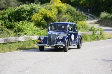 Pesaro Colle San Bartolo, İtalya - Mayıs 17-2018: Lancia Aprilia 15001949 üzerinde eski bir yarış araba ralli Mille Miglia 2018 ünlü İtalyan tarihi Formula (1927-1957)