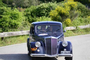 Pesaro Colle San Bartolo, İtalya - Mayıs 17-2018: Lancia Aprilia 15001949 üzerinde eski bir yarış araba ralli Mille Miglia 2018 ünlü İtalyan tarihi Formula (1927-1957)