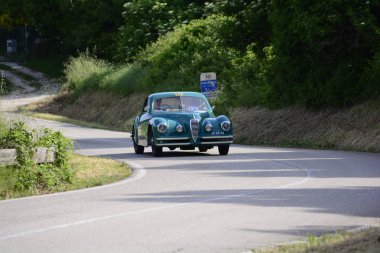 Pesaro Colle San Bartolo, İtalya - Mayıs 17-2018: Alfa Romeo 6c 2500 Ss Coupe' Touring1949 üzerinde eski bir yarış araba ralli Mille Miglia 2018 ünlü İtalyan tarihi Formula (1927-1957)