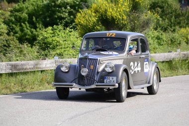 Pesaro Colle San Bartolo, İtalya - Mayıs 17-2018: Lancia Aprilia 15001949 üzerinde eski bir yarış araba ralli Mille Miglia 2018 ünlü İtalyan tarihi Formula (1927-1957)