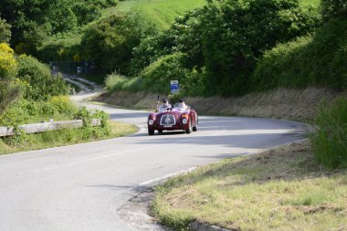 Pesaro Colle San Bartolo , İtalya - 17 Mayıs - 2018 : O.S.C.A.Mt4 1100 2ad1949 ralli mille Miglia 2018 ünlü İtalyan tarihi yarış (1927-1957) eski bir yarış otomobili) 