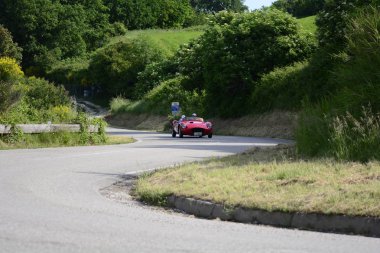 Pesaro Colle San Bartolo, İtalya - Mayıs 17-2018: Stanguellini 1100 spor Bialbero1949 üzerinde eski bir yarış araba ralli Mille Miglia 2018 ünlü İtalyan tarihi Formula (1927-1957)