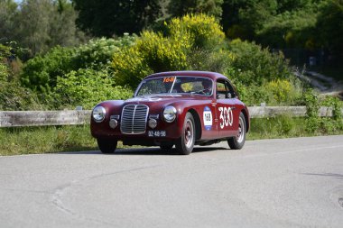 Pesaro Colle San Bartolo, İtalya - Mayıs 17-2018: Maserati A6 1500 Berlinetta1949 üzerinde eski bir yarış araba ralli Mille Miglia 2018 ünlü İtalyan tarihi Formula (1927-1957)