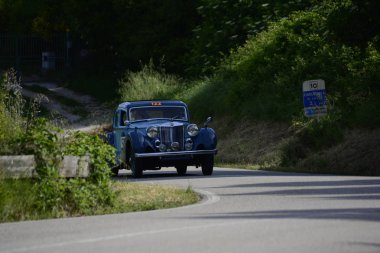 Pesaro Colle San Bartolo, İtalya - Mayıs 17-2018: Mg Sa1938 üzerinde eski bir yarış araba ralli Mille Miglia 2018 ünlü İtalyan tarihi Formula (1927-1957)