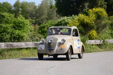 Pesaro Colle San Bartolo, İtalya - Mayıs 17-2018: Fiat 500 B1948 üzerinde eski bir yarış araba ralli Mille Miglia 2018 ünlü İtalyan tarihi Formula (1927-1957)