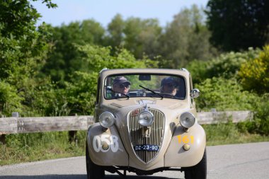 Pesaro Colle San Bartolo, İtalya - Mayıs 17-2018: Fiat 500 B1948 üzerinde eski bir yarış araba ralli Mille Miglia 2018 ünlü İtalyan tarihi Formula (1927-1957)