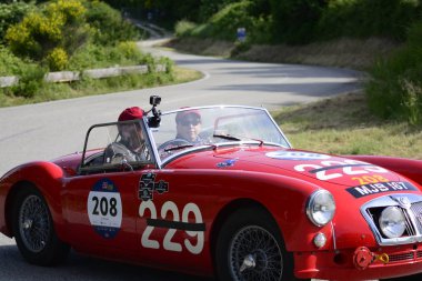 Pesaro Colle San Bartolo, İtalya - Mayıs 17-2018: Mg A1956 üzerinde eski bir yarış araba ralli Mille Miglia 2018 ünlü İtalyan tarihi Formula (1927-1957)
