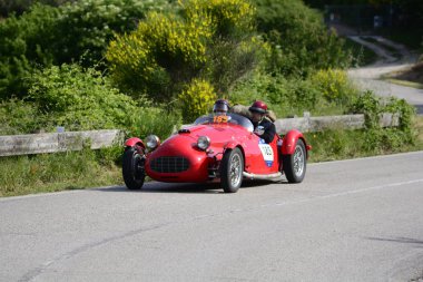 Pesaro Colle San Bartolo, İtalya - Mayıs 17-2018: Ermini 1100 Siluro Motto1950 üzerinde eski bir yarış araba ralli Mille Miglia 2018 ünlü İtalyan tarihi Formula (1927-1957)