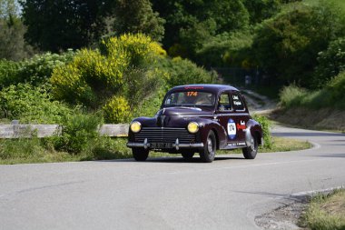 Pesaro Colle San Bartolo, İtalya - Mayıs 17-2018: Peugeot 2031949 üzerinde eski bir yarış araba ralli Mille Miglia 2018 ünlü İtalyan tarihi Formula (1927-1957)