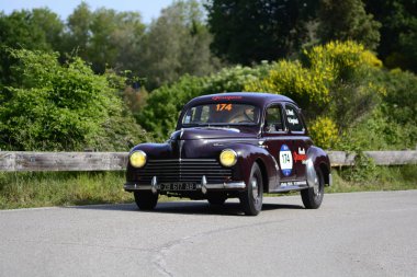 Pesaro Colle San Bartolo, İtalya - Mayıs 17-2018: Peugeot 2031949 üzerinde eski bir yarış araba ralli Mille Miglia 2018 ünlü İtalyan tarihi Formula (1927-1957)