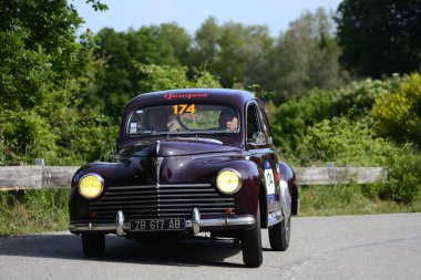 Pesaro Colle San Bartolo, İtalya - Mayıs 17-2018: Peugeot 2031949 üzerinde eski bir yarış araba ralli Mille Miglia 2018 ünlü İtalyan tarihi Formula (1927-1957)