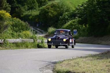 Pesaro Colle San Bartolo, İtalya - Mayıs 17-2018: Peugeot 2031949 üzerinde eski bir yarış araba ralli Mille Miglia 2018 ünlü İtalyan tarihi Formula (1927-1957)