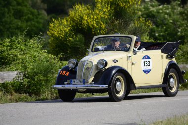 Pesaro Colle San Bartolo, İtalya - Mayıs 17-2018: Fiat-Nsu 508 C1939 üzerinde eski bir yarış araba ralli Mille Miglia 2018 ünlü İtalyan tarihi Formula (1927-1957)
