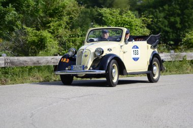 Pesaro Colle San Bartolo, İtalya - Mayıs 17-2018: Fiat-Nsu 508 C1939 üzerinde eski bir yarış araba ralli Mille Miglia 2018 ünlü İtalyan tarihi Formula (1927-1957)
